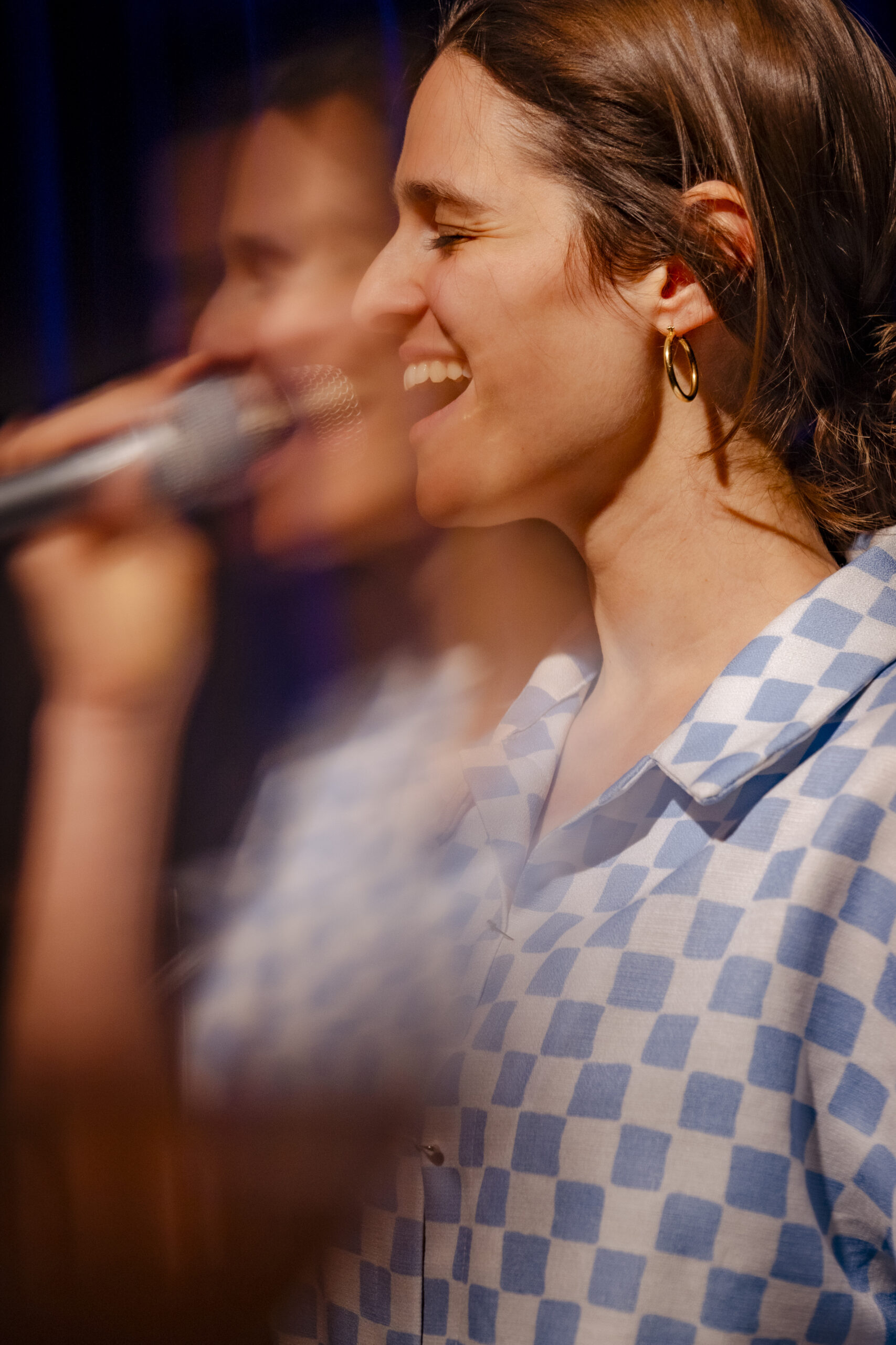 Anna Vogt mit Mikrofon am singen